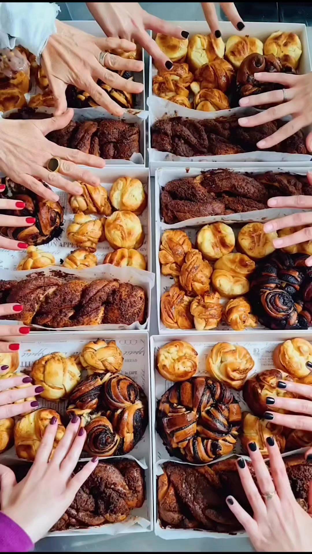 סוף סוף תהפכי את החלום למציאות, ותדעי להכין עוגת שמרים מושלמת ביופייה, עם ריח של בית, כבר ביום שישי לאחר הסדנה !! 🎯
🗓מתי??
11.12
יום חמישי
שעה 9.30 בבוקר
בסטודיו שלי בהרצליה.

מה יקרה בסדנה?
תכיני בעצמך בצק שמרים, מהתחלה,
תרדדי ותעצבי 4 סוגים שונים של עוגות- 4 טעמים שונים, 4 עיצובים שונים. ואת תכיני כל אחד מהם בעצמך!

מה תקבלי בסדנה- 
סדנה אינטימית עם 6 משתתפות בלבד,
סדנה בת כ 5 שעות,
מעשית ומקצועית,
וכמובן עם חוברת מתכונים מסודרת וכל תוצרי הסדנה שכל אחת מכינה בעצמה, הכל!!

3 המקומות הראשונים כבר נתפסו!

מי כבר לא יכולה לחכות, ורוצה כבר להכין את העוגה?
כיתבי לי כאן, ואשלח לך את הפרטים 
אני כאן לכל שאלה, ניצן 

#אפייה #סדנה #שמרים