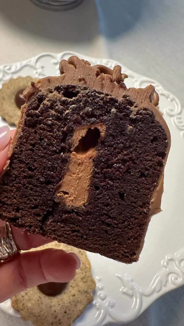 ⁨	מהפכת הבחושות שדרוג מספר 2!! ✨🍫
מי אמר שעוגה בחושה צריכה להיות משעממת מבפנים?
היום ניקח את הבחושה הפשוטה ונהפוך אותה להפתעה אחת גדולה עם ליבת שוקולד ג’אנדויה עשירה וקרמית.
למה זה עובד? בזכות השמן הטבעי שבאגוזי הלוז, השוקולד לא מתקשה באפייה אלא שומר על מרקם רך, נמס ומטורף שמשדרג כל ביס.
מה עושים?
1. יוצקים שכבת בלילה ראשונה לתבנית.
2. מניחים פס של שוקולד ג’אנדויה (כזה שהכנתם בעצמכם! הלינק למתכון מופיע כאן על המסך).
3. מכסים בשארית הבלילה ושולחים לאפייה.
מה עוד אפשר להכין עם שוקולד ג’אנדויה?
• עוגיות שוקולד צ’יפס (זה השוקולד המושלם עבורן, תאמינו לי!).
• תוספת עשירה לבראוניז.
• מלית חלומית לאוזני המן.
• עוגות לוז אישיות ונימוחות.
• טרייפל שוקולד וג’אנדויה מרשים.
רוצה את המדריך המפורט לשדרוג הזה?
העליתי לבלוג את המדריך המלא ל”מהפכת הבחושות” עם כל הטיפים לדיוק השכבות והמרקמים, וכל הלינקים למתכונים שציינתי כאן.
איך מגיעים?
🔗 כתבו לי בתגובות את המילה “בחושה” ואשלח לכן לינק ישיר להכל בהודעה פרטית! (חשוב: תוודאו שאתן עוקבות אחרי כדי שההודעה תגיע אליכן).
💬 ומי שעדיין לא בקהילת הוואטסאפ השקטה שלי, זה הזמן להצטרף ולקבל את כל השדרוגים והמתכונים לפני כולם (לינק בסטורי ובביו).
מה אומרות? מי הולכת להפתיע עם לב ג’אנדויה בשבת הקרובה? 👇#אפייה #מתכון #בחושה⁩