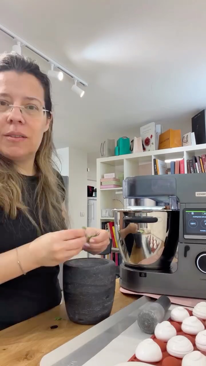 ⁨	אורן חוגג 50 בשבת הקרובה, ועם כל המלחמה לא ידענו מה יתאפשר…. 
לבסוף בזכות השלום העולמי שפרץ, ועם האילוצים השונים, כן נעשה אירוע. שונה מהתכנון המקורי אבל יהיה. 
אז פתחתי את הבוקר עם סידור הסטודיו לאחר הסדנה של אתמול בערב, והתחלתי לתקתק משימות, חלקן קשורות לקורס, חלקן ליום הולדת. 
התחלתי עם המרנג. אני מכינה תמיד מרנג שוויצרי, והכי כיף עם הקוקינג שף שלי, כי אני לא צריכה לעמוד ולטרוף על הבן מארי ואז להעביר למיקסר, אלא לשים הכל מהתחלה במיקסר קוקנג שף עם התוכנית המובנית להכנת מרנג שוויצרי והוא כבר יעשה הכל בעצמו. בשתי נגלות, כי הייתי צריכה מלא מרנג למלא דברים. ואני יכולה בנתיים להמשיך לסדר את הבלאגן של אתמול ולמשימות הנוספות. 
אז הנה הדבר הראשון ליום הולדת - מרנג בצורת 50. 
ואם תירצו לשמוע פרטים על הקוקינג שף, או לקבל לינק ישיר לרכישה עם קוד קופון nitzan, כיתבו לי בפרטי 
בשיתוף ‪@kenwood_il‬⁩