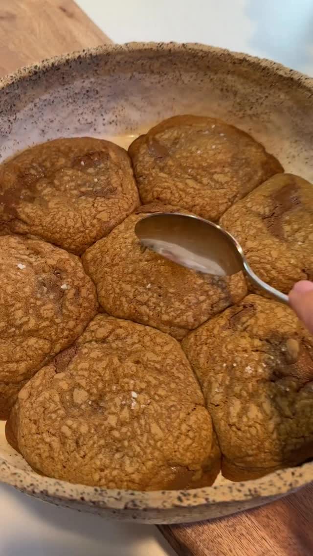 ⁨	⁨	Scoop Cookies
תחזיקו חזק, זה מטורףףףףף
עיגולי בצק עוגיות שוקולד צ׳יפס, כמובן עם שוקולד ג׳אנדויה שהכנתי שלשום,
אבל עם ליבת שוקולד קפואה בכל עיגול כזה, כי צריך כמה שיותר מושחת….
כמובן לקחתי את כל זה עוד רמה אחת למעלה- לא עם נוטלה כמו רוב מה שנראה ברשת, 
אלא עם עם ליבת שוקולד ג׳אנדויה לוז
וגם עם ג׳אנדויה פיסטוק שאני מכינה לבד. 
קראתי לחברות של עמית שיבואו לטעום ולחלוק איתי את הקלוריות 💕💕
תירצו שאכתוב מתכון כתוב ומסודר? 
אז תכתבו לי 👇🏻 🥰 ומחר אעלה מתכון עם סרטון הכנה….
#שוקולד #עוגיות #מתכון #ניצןקינוחיםוסדנאות⁩⁩