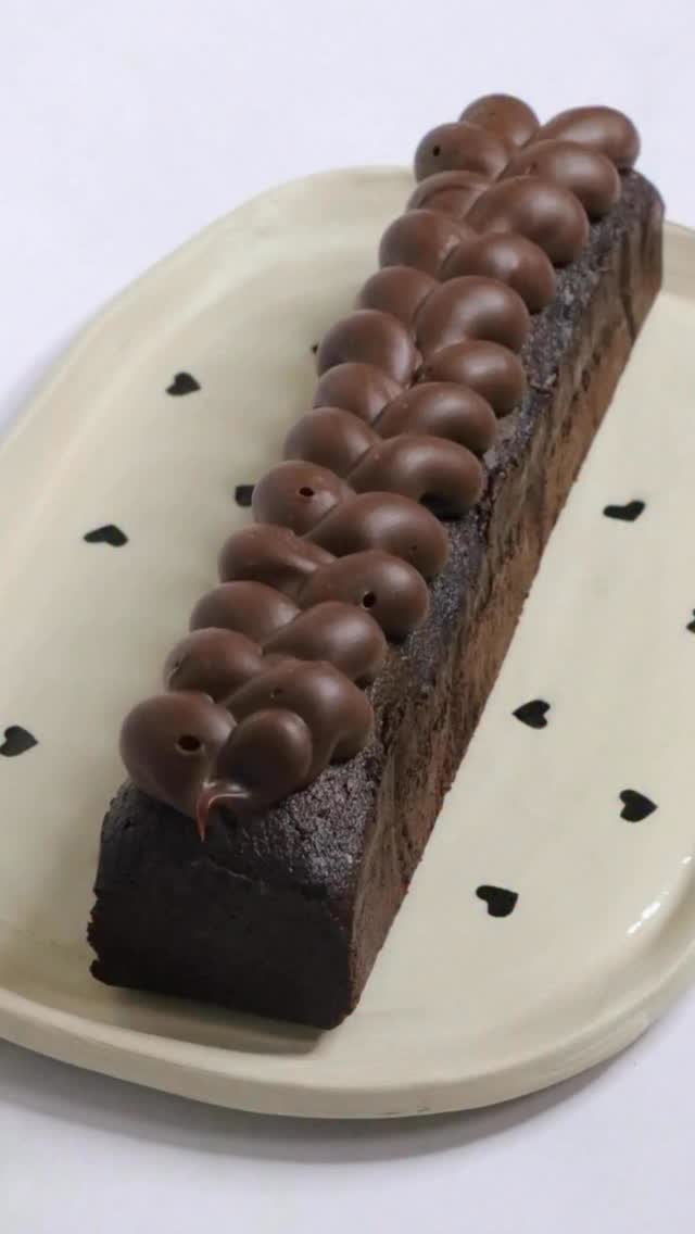 בחושה בסטייל! ✨
איך הופכים את העוגה הבחושה והפשוטה לקינוח מרשים? זה הרבה יותר קל ממה שזה נראה.
אני פותחת סדרה של רעיונות לשדרוג הבחושה שלכם, וזה השלב הראשון:
Step 1: נאפה את העוגה בתבנית שתיתן לה מראה יוקרתי ואלגנטי (הבסיס לכל היופי הזה).
Step 2: נכין גנאש שוקולד, נחכה למרקם הנכון ונזלף אותו על פני העוגה.
והתוצאה? עוגה מהממת שכיף להגיש למרכז השולחן או לשלב במארז קינוחים מושקע.
מדמיינים את הביס? 🍫
חכו לשדרוגים הבאים, הולך להיות פשוט וואוו!
רוצים את הפירוט המלא כבר עכשיו?
את כל הדיוקים המקצועיים (איזה שוקולד מתאים ואיך מגיעים למרקם המושלם) אני כותבת בקבוצת הוואטסאפ שלי.
רוצה להצטרף? כתבי לי “בחושה” בתגובות ואשלח לך לינק בפרטי!
נ.ב. אל תשכחי לעקוב אחריי כדי שתוכלי לקבל את ההודעה שלי בפרטי 🫶#קינוח #עוגה #בחושה