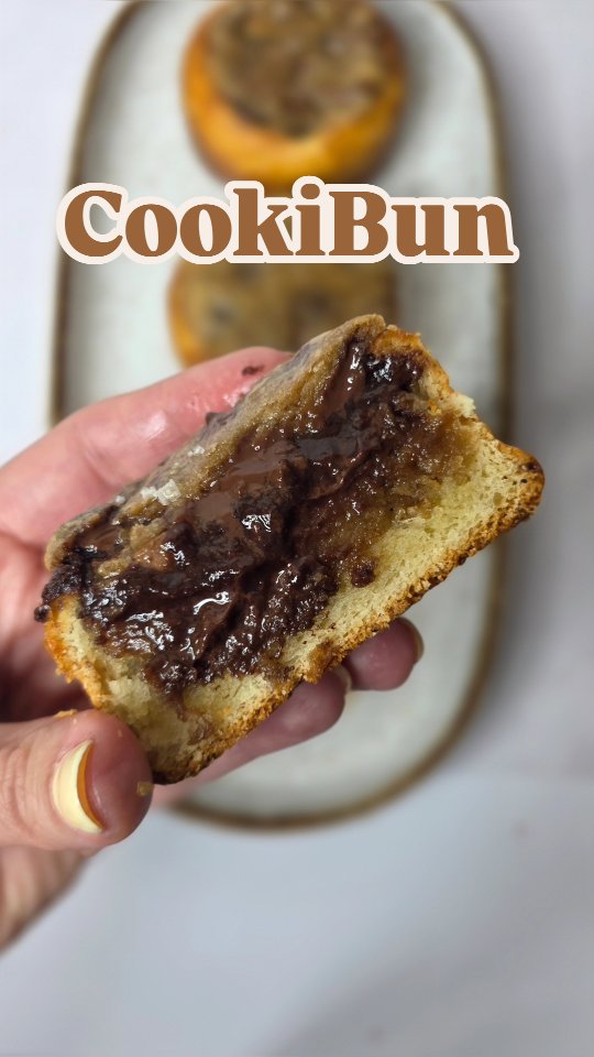 לא בטוח שלזה אפשר באמת להתכונן...
זה בריוש?
זה שוקולד שנוזל החוצה?
זו עוגייה?

זה הכול.
אני קוראת לזה CookiBun
וזה בדיוק מה שקורה כשעוגיית שוקולד צ'יפס מתמזגת בתוך לחמניית בריוש עם גנאש שוקולד עשיר.

רק תסתכלו על זה.
מאפה מטריף.
רך, נמס,
מוגזם בדיוק במידה הנכונה.

תכינו את זה – ותתכוננו להתמכר.

להדרכה המלאה:
כתבו "קוקיבאן" בתגובות
ואל תשכחו לעקוב לעוד מתכונים משוגעים.

שמרו את הרילס כדי לחזור אליו,
ותשלחו למי שחייב לטעום את זה

#מתכון #cookibun #שמרים #שמריםשוקולד