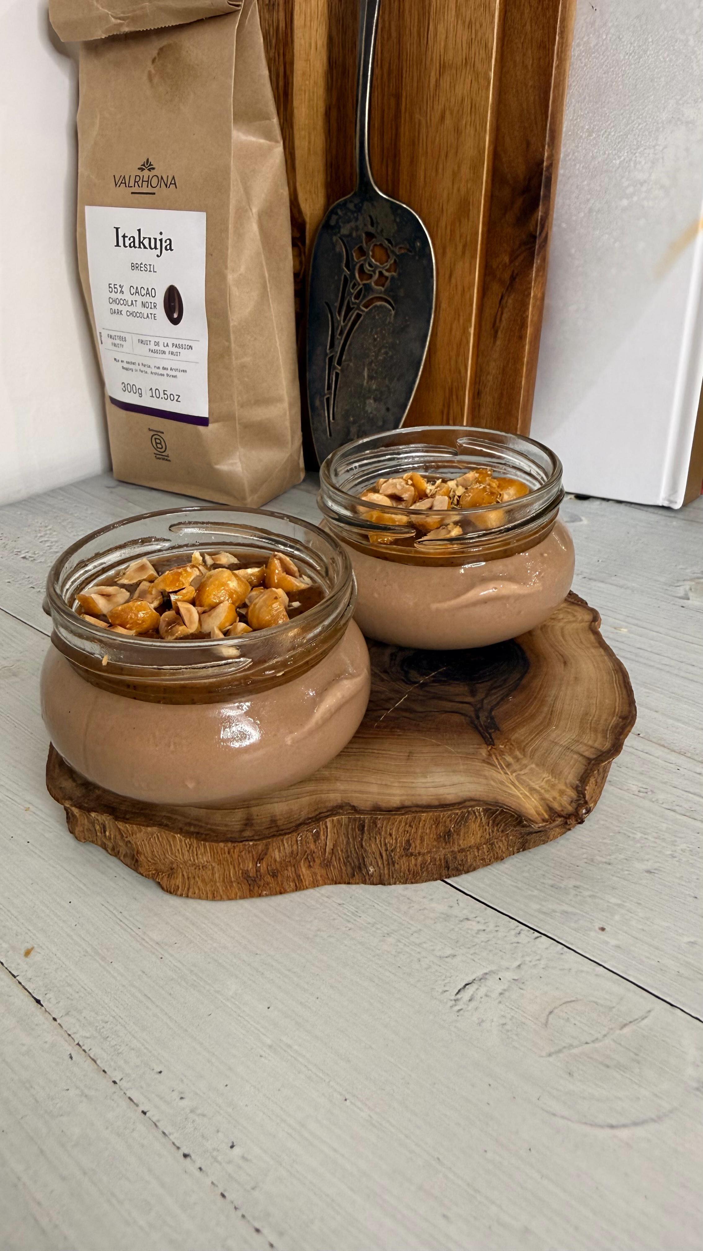 ⁨	⁨	מוס שוקולד פרלינה
תשכחו מכל מה שידעתם על מוס שוקולד, כי הקינוח הזה הולך לשנות לכם את הסטנדרטים של קינוחי מוס שטעמתם והכנתם עד היום.
מוס שוקולד איכותי, קטיפתי ועשיר יחד עם שכבת קרם פרלינה לוז מפרלינה שנכין בעצמנו בבית, ממש בקלות, כמו שראיתם בהדרכות אצלי בדף כבר כל כך הרבה פעמים. ואחרי שתכינו אותו, לא תוכלו לחזור אחורה ולהשתמש בשום פרלינה קנוי אחר.
אז הנה המתכון לקינוח השני שהכנו יחד בקוקינג שף של קנווד, גלית ואני, אצלי בסטודיו. כמובן שהיה גם צום שאחרי 😜
זו הזדמנות לומר שהיה יום אפייה משותף מושלם ומיוחד, גלית כמה כיף שבאת ❤️

מוס שוקולד חלב ופרלינה לוז, 9 צנצנות זכוכית בנפח של כ- 120 מ״ל. 

מצרכים:
לקרם הוניל (קרם אנגלז):
 150 גרם חלב
 50 גרם סוכר
 2 חלמונים (40 גרם)
 1 כפית מחית וניל איכותית

למוס השוקולד:
קרם וניל מוכן
400 גרם שוקולד חלב
250 גרם שמנת להקצפה 38% (מוקצפת לקצפת רכה במרקם יוגורט)

לפרלינה לוז (תכפילו כמויות ותשמרו במקרר או במקפיא לאורך זמן, לעוד קינוחים)
200 גרם אגוזי לוז
80 גרם סוכר
30 גרם מים
קורט מלח
וניל

לשכבת קרם פרלינה:
 75 גרם שמנת להקצפה 38%
 110 גרם פרלינה לוז

לקישוט: לוז קלוי קצוץ גס

מכינים קרם אנגלז: נכניס לקערת הקוקינג שף או לסיר את כל חומרי הקרם יחד. נבשל עד הסמכה קלה (לפי ההסבר בסרטון). אם נבשל בסיר, נקפיד על ערבוב תמידי עם לקקן עד להסמכת הקרם ב 82 מעלות (ניתן לבצע את מבחן השביל על מרית).
נמזוג את הקרם על השוקולד ונטחן בבלנדר מוט עד לקבלת קרם חלק ואחיד.
נעביר לקערה ונקפל את הקצפת הרכה בעזרת לקקן, רק עד לקבלת מסה אחידה.
נמזוג לכלי הגשה (כ-60 גרם לצנצנת) ונעביר להתייצבות בהקפאה.

מכינים פרלינה לוז:
נקלה את האגוזים בתנור ב-160 מעלות, כ-15 עד 20 דקות, עד להזהבה.
נכין קרמל: נמזוג מים וסוכר ישירות לקערת הקוקינג שף או לסיר ונבשל עד לקבלת קרמל ענברי מושלם. (בקוקינג שף ניתן להיעזר בתוכנית הפרלינה המובנית שקובעת לבד טמפרטורות וזמנים).
נמזוג את הקרמל מיד על האגוזים ונוסיף מלח ווניל. ניתן לקרמל להתקרר ונטחן במעבד מזון למסה חלקה ונוזלית. התהליך דורש סבלנות וזמן טחינה ארוך.

לשכבת קרם פרלינה:
נחמם לסף רתיחה את השמנת ונמזוג על הפרלינה. נערבב לקרם אחיד. נמזוג שכבה על כל מוס, ונסיים עם אגוזי לוז קצוצים גס.

שימרו עד יומיים במקרר או להקפיא עד 3 שבועות

אז למי תכינו את הקינוח הזה?

בשיתוף עם ‪‪@kenwood_il‬‬ 
#ניצןקינוחיםוסדנאות
#מתכון 
#מוסשוקולד
 #שוקולד⁩⁩