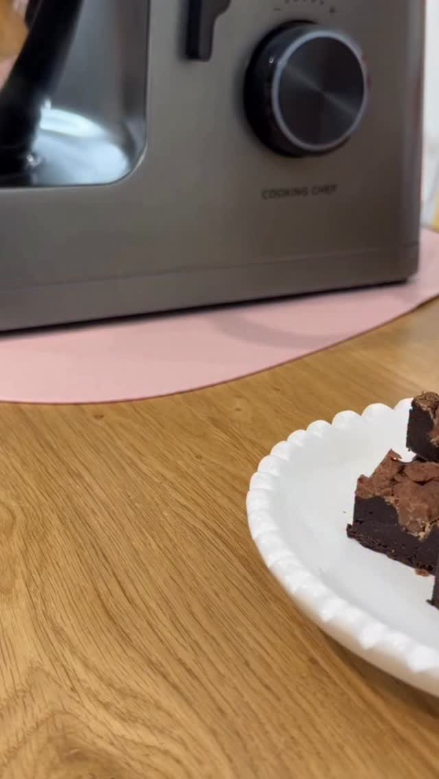 הבראוניז שליהי מבקשת שאכין לה בכל פעם שהיא סוגרת שבת (וגם הבנות בצוות כבר מחכות להם).
אז תשמרו מתכון!!
ונכון, המתכון כבר מזמן בבלוג, אבל הפעם החלטתי להראות כמה קל להכין אותם בקוקינג שף. 
במקום “לבקר” את המיקרו ולערבב בכל 30 שניות כדי שהשוקולד והחמאה לא יישרפו, המכשיר פשוט עושה הכל לבד. 
נשקול הכל בקערה (חייבת להגיד שהמשקל המובנה זה החיים!), נבחר בתוכנית המובנית למתכון הבראוניז והוא יצפצף לנו כשהכל מוכן. בלי ערבובים ידניים, בלי בלגן ועם זמן שהתפנה למשימות אחרות. 
שימו לב שבסרטון הכנתי 2/3 כמות בפורמה של 25/25 ס”מ והמתכון כאן הוא לכמות המלאה לתבנית 33/23.

אני הכי אוהבת להכין ולשמור את קוביות הבראוניז במקפיא, כי זה המתוק המושלם לסיום ארוחה, ופשוט כיף שתמיד יש משהו מוכן במקפיא אם מגיעים חברים בהפתעה.

המרכיבים:
300 גרם שוקולד מריר
300 גרם חמאה
180 גרם סוכר לבן
120 גרם סוכר חום כהה דביק
5 ביצים
כפית מחית וניל
2 כפות אספרסו (או כף נס קפה בתוך 2 כפות מים רותחים)
2 כפות ליקר קלואה (לא חובה)
150 גרם קמח מנופה
60 גרם קקאו מנופה
חצי כפית מלח
קוביות שוקולד ג’אנדויה (או כל שוקולד אחר)
מלח פלור דה סאל או אטלנטי לפיזור מעל

איך נכין?
נחמם תנור ל-170 מעלות טורבו.
בקוקינג שף נבחר את מתכון הבראוניז ונזרום לפי ההוראות שלו. המכשיר יתחיל עם המסת שוקולד, חמאה וסוכרים.
להכנה ללא הקוקינג שף, נמיס במיקרו שוקולד וחמאה בפולסים ונערבב בכל 30 שניות עד המסה מלאה. נוסיף סוכרים ונטרוף היטב.
נמשיך בקוקינג שף או בקערה של השוקולד והסוכרים-נוסיף ביצים אחת אחת לתערובת אחידה.
נוסיף וניל, אלכוהול ואספרסו.
נוסיף קמח, קקאו ומלח ונעבד בקוקינג שף או ידנית רק עד איחוד.
נמזוג לתבנית עם נייר אפייה ונייר כסף, נפזר שוקולד ג’אנדויה ונפזר נגיעות מלח. או כל תוספת אחרת שנרצה. 
נאפה כ-15 דקות עד שהדפנות אפויות והמרכז מעט רך.
נצנן ונכניס למקפיא להקלה בפריסה לקוביות.

רוצה גם להשתדרג?
יש לי קוד קופון Nitzan שמעניק 800 ש”ח הנחה על הקוקינג שף פלוס אביזר מתנה בשווי 599 ש”ח פלוס בלנדר מוט מתנה פלוס סדנה דיגיטלית לבחירה ממני! כתבו לי “פרטים” בתגובות ואשלח לכם הכל כולל לינק ישיר לאתר של קנווד.

ועכשיו ספרו לי: איזו תוספת אתם הכי אוהבים על הבראוניז שלכם? 
או שתרצו את הלינק הישיר למתכון בבלוג? כתבו לי “מתכון” בתגובות ואשלח לכם. 
אל תשכחו לעקוב כדי לקבל ממני הודעות.

בשיתוף @kenwood_il
#ניצןקינוחיםוסדנאות 
#מתכון #בראוניז #שוקולד