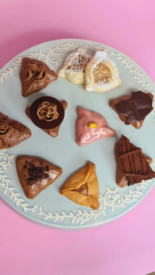 בלי לשון בחוץ 🧘‍♀️ 

בואו נדבר דוגרי: פורים הוא חג של שמחה, אבל כשמכינים משלוחי מנות, לפעמים זה מרגיש כמו מרתון בלי סוף.
מי מאיתנו לא מצאה את עצמה בלילה שלפני, עם מטבח הפוך ולחץ של “איך אני מספיקה הכל”? 🤦‍♀️

בדיוק בגלל זה כתבתי את המדריך המלא להכנת משלוח מנות בקלות וביעילות.
זה לא עוד פוסט מתכונים. זו שיטת העבודה שלי בסטודיו, שלב אחרי שלב:
✨ איך נפרק כל מתכון לגורמים.
✨ מה ניתן להכין מראש ומה נשמור להרכבה.
✨ איך ננהל לו”ז עבודה רגוע שמשאיר לנו זמן גם ליהנות מהחג.

נשדרג את פורים הזה מלחץ – לחגיגה פריזאית אמיתית.
המדריך המלא מחכה עכשיו בבלוג עם כל הלינקים למתכונים הכי שווים שאפשר להכניס למשלוח מנות מפנק ושווה. 

רוצה את הלינק למדריך?
תכתבי לי “מדריך” בתגובות ואשלח לך הכל לפרטי! 👇
פורים שמח שיהיה, ניצן 🥳
#פורים #מתכון #ניצןקינוחיםוסדנאות