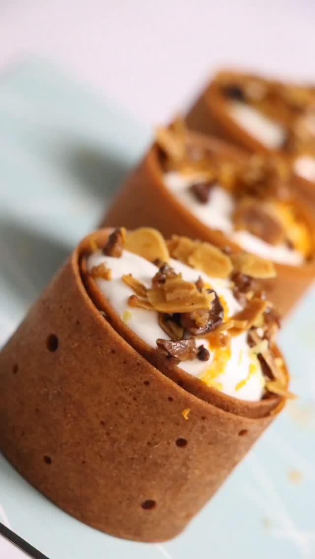 ⁨	*סייב לפני הכל* מסה קלה אחת ויש לכם מגוון אלמנטים מדליקים ושימושיים לשחק איתם בקינוחים שלכם.
אפשר להכין מהמסה שבביי פייטה, אפשר להשתמש בזה כאלמנט קישוטי, אפשר להשתמש בזה כשכבות לקינוח מיל פיי פטנט, או גליל טוויל להרכיב בתוכו קינוח. כל כך הרבה אפשרויות.
רוצים לקבל מתכונים וטיפים שלי ישירות? אז הצטרפו לקבוצת המתכונים שלי בוואטסאפ, ולא תפספסו אף מתכון. לינק לקבוצה בביו או תכתבו לי כאן ואשלח לינק לקבוצה הכי איכותית שיש!
אז הנה המתכון, ואת ההסברים המלאים ניתן לקרא בכתבה המלאה באתר שלי- שבבי פייטה, טוויל ועוד- ניצן קינוחים וסדנאות. מוזמנים לבקש ממני לינק ישיר לכתבה, כאן בתגובות.

50 גרם חמאה
50 גרם אבקת סוכר
50 גרם קמח
50 גרם חלבון

אופן ההכנה:
נמיס את החמאה בזהירות בפולסים של 30 שניות במיקרו, עד המסת החמאה. נערבב את כל החומרים לפי הסדר
לפעמים נרצה לקרר קצת את המסה במקרר לפני השימוש, כדי שתהיה יותר יציבה, לעיתים אין בזה צורך.
את אפיית הטוויל נעשה בתנור שחומם מראש לטמפ’ של 180 מעלות במצב טורבו
כאשר הטוויל חם, ניתן “לשחק” איתו- לגלגל לגליל, ליצור גלי טוויל לקישוט ועוד. על חלק מהרעיונות אני מפרטת בכתבה המלאה באתר.
כמובן ניתן להכפיל את הכמויות לפי הצורך שלכם
אפשרויות שדרוג- להוסיף וניל למסה (מחית וניל או תמצית וניל איכותית)
שדרוג נוסף- להשתמש בחמאה חומה/אגוזית במקום חמאה מומסת, לקבלת טוויל בטעם אגוזי נפלא.
אז מה תכינו עם הטוויל?
ואל תשכחו לעקוב! 
#מתכון #קינוח #אפייה #טעים #מתכוןקל⁩