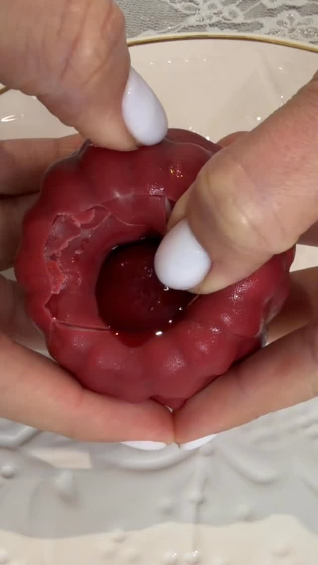 ⁨	מצטרפת לטרנד הקראנצ’י שמשגע את הרשת? ✨
אתן בטח רואות אותם בכל מקום 
הקינוחים האלו עם הציפוי שמתפצפץ בביס, השכבות המדויקות והמראה שאי אפשר להפסיק לצלם. זה הטרנד הכי חם היום, ואני כאן כדי להראות לך שזה ממש לא חייב להישאר רק בפיד של אחרים!

אחרי 16 שנים של יצירה, ולמידה מטובי השפים בעולם וסדנת אומן אצל השף סדריק גרולה,ממציא קינוחי פירות הקראנץ׳, זיקקתי עבורך את כל הסודות לסדנה אחת ממוקדת.

אני מזמינה אותך לסדנת קינוחים דיגיטלית
לקינוחים הכי ויראליים, אבל ברמה אחרת- בואי ללמוד מוסים מקצועיים ואיכותיים שיקחו את הקינוח שלך לרמה הבאה באיכות, בטעם ובנראות

מה נכין? 4  קינוחי פירות מטורפים: פטל קראנצ’י, קפה אלגנטי, קוקוס טרופי ופקאן עם פרלינה ביתי. הכל מחומרי גלם איכותיים, ללא אבקות מוכנות ובלי פשרות!

ובונוס שיהפוך לך את החיים לקלים (ומכניסים!) הרבה יותר: אני אראה לך איך בקלות, בעזרת אותן טכניקות מקצועיות, הופכים את הקינוחים האלו לקינוחי כוסות מטריפים. זה הפתרון המושלם למארזי חגים יוקרתיים, במקסימום נראות של פטיסרי במינימום זמן עבודה וציוד.
זה הפתרון המושלם למי שרוצה לשדרג את המכירות שלה (רוב המתכונים ללא קמח לכן מושלם לפסח! ) 🌸  או פשוט להגיש למשפחה קינוח ברמת קונדיטוריה אמיתית.

מי רוצה פרטים? כיתבו ״פירות״ בתגובות ואשלח בפרטי 

סופש רגוע שיהיה לנו ❤️
 ניצן
 #קינוח #סדנה #פירות⁩